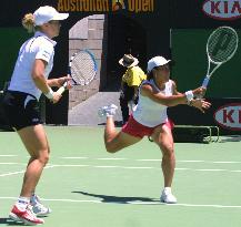 Sugiyama into Australian Open doubles q'finals